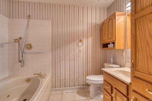 6405 Highcroft Drive, Evansville, IN 47715