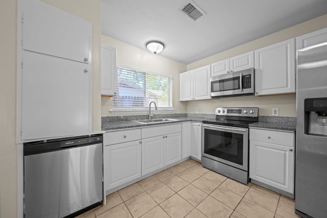 10 Raccoon Lane, The Woodlands, TX 77380