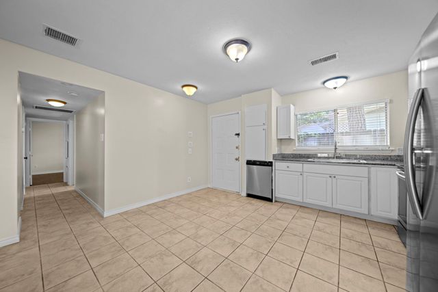 10 Raccoon Lane, The Woodlands, TX 77380