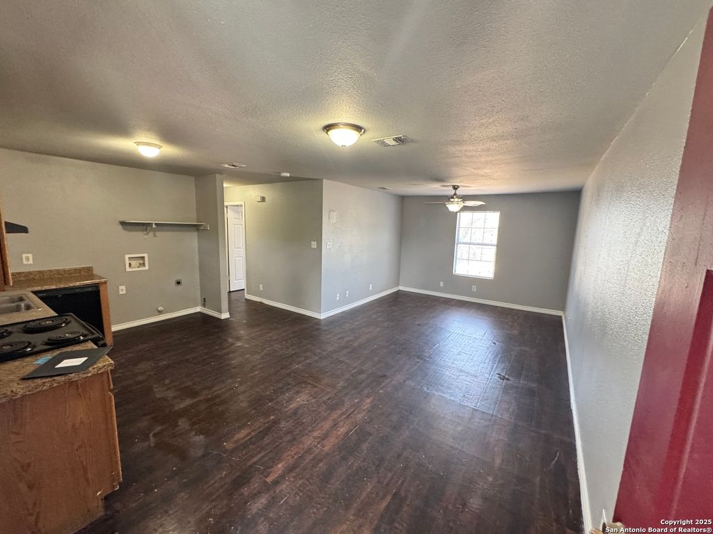 830 W Hutchins Pl Apt 11, San Antonio, TX 78221
