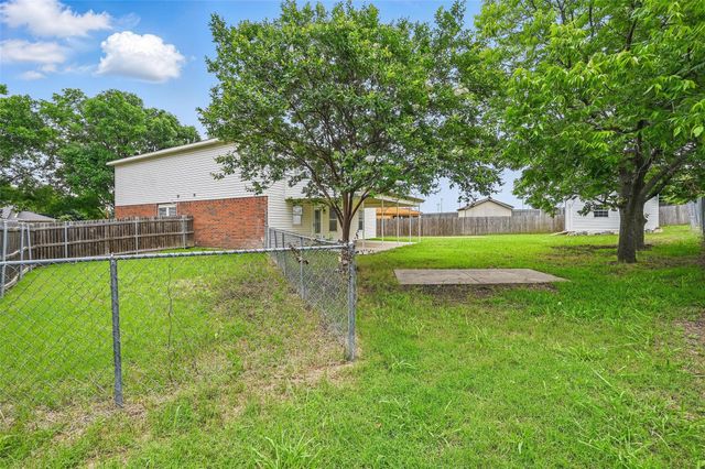 1126 Mazourka Drive, Arlington, TX 76001