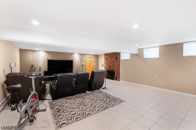 216 Glen Crest Dr, Branchburg Twp., NJ 08853