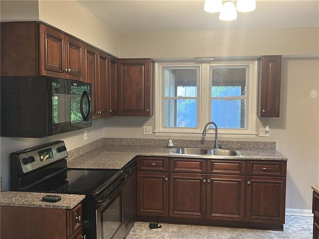 10902 W 71st Place, Shawnee, KS 66203