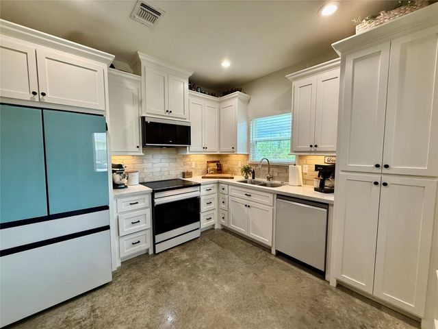 133 Ellis Lane, West Columbia, TX 77486