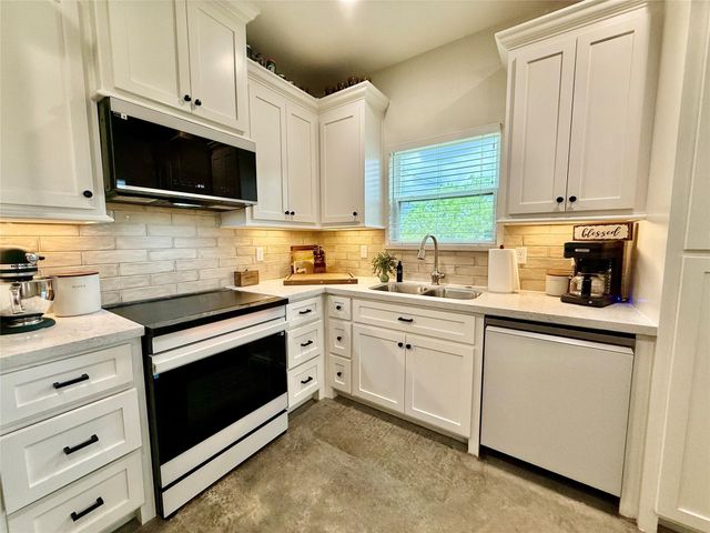 133 Ellis Lane, West Columbia, TX 77486