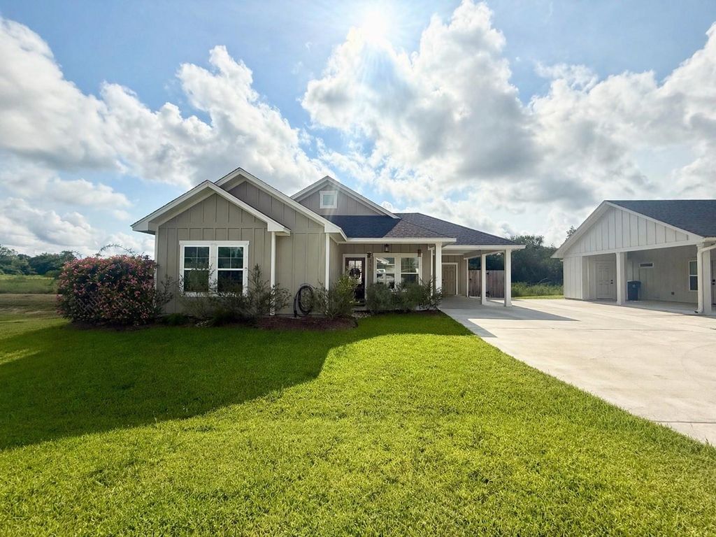133 Ellis Lane, West Columbia, TX 77486