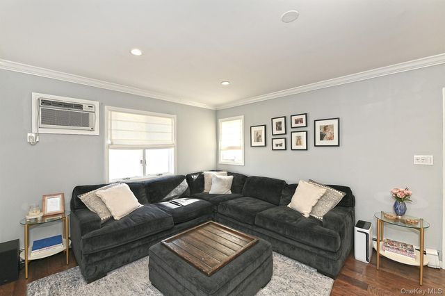 40 Knoll Lane, Levittown, NY 11756