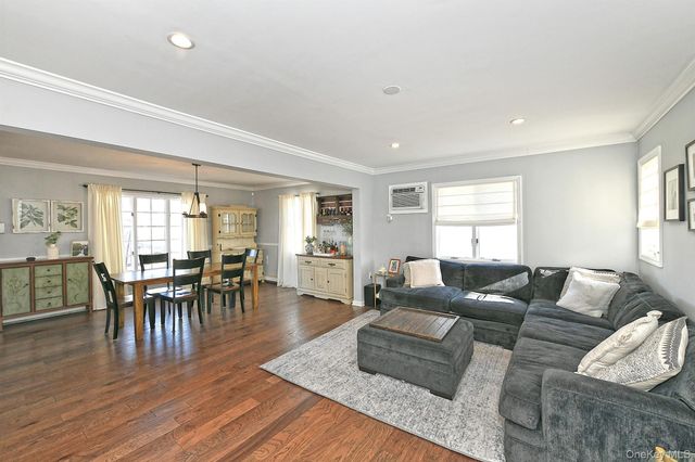 40 Knoll Lane, Levittown, NY 11756