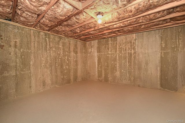 40 Knoll Lane, Levittown, NY 11756