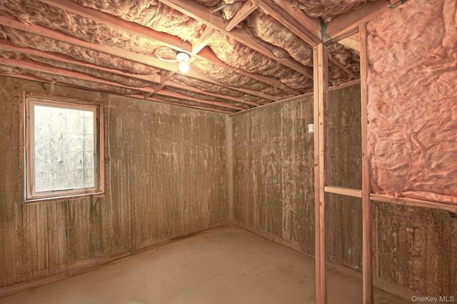 40 Knoll Lane, Levittown, NY 11756