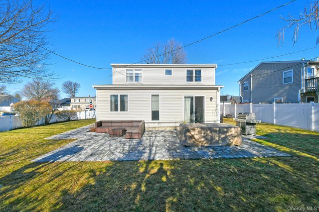 40 Knoll Lane, Levittown, NY 11756