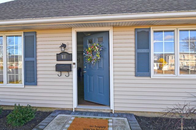 40 Knoll Lane, Levittown, NY 11756