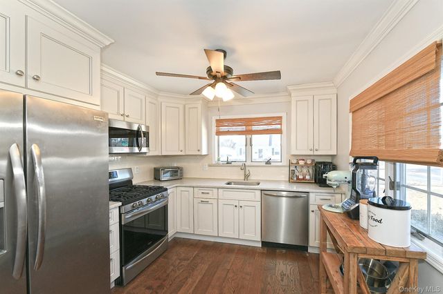 40 Knoll Lane, Levittown, NY 11756