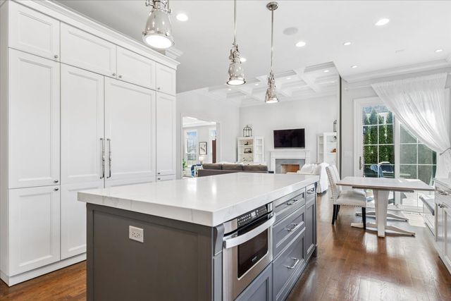 1024 Prairie Lawn Road, Glenview, IL 60025