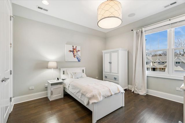 1024 Prairie Lawn Road, Glenview, IL 60025