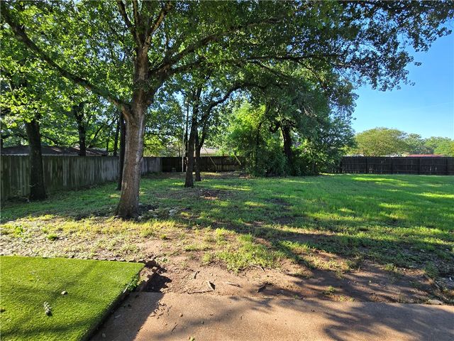 1100 Hawk Tree Drive, College Station, TX 77845