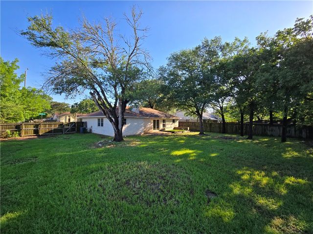 1100 Hawk Tree Drive, College Station, TX 77845