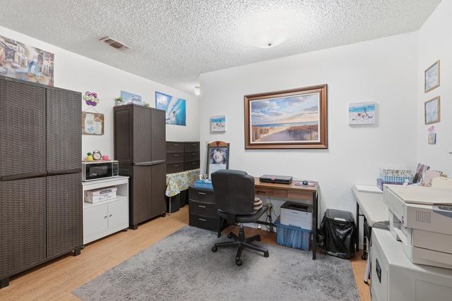 818 Lois St, Kerrville, TX 78028