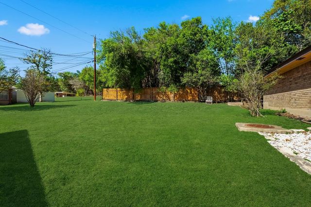 818 Lois St, Kerrville, TX 78028