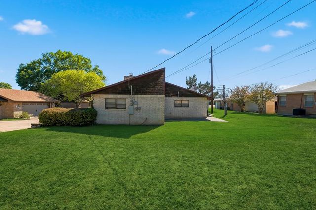 818 Lois St, Kerrville, TX 78028