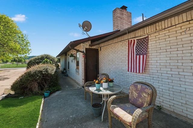 818 Lois St, Kerrville, TX 78028