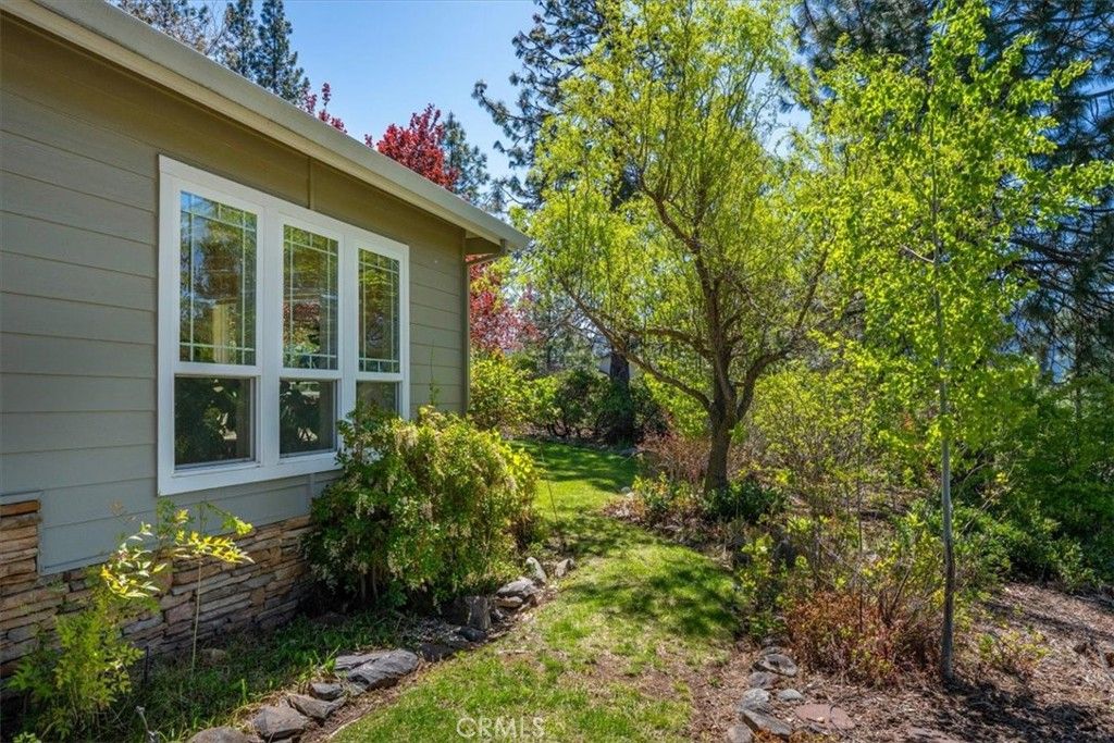 Image 4 of property listing at 818 Deas, Mount Shasta, CA 96067