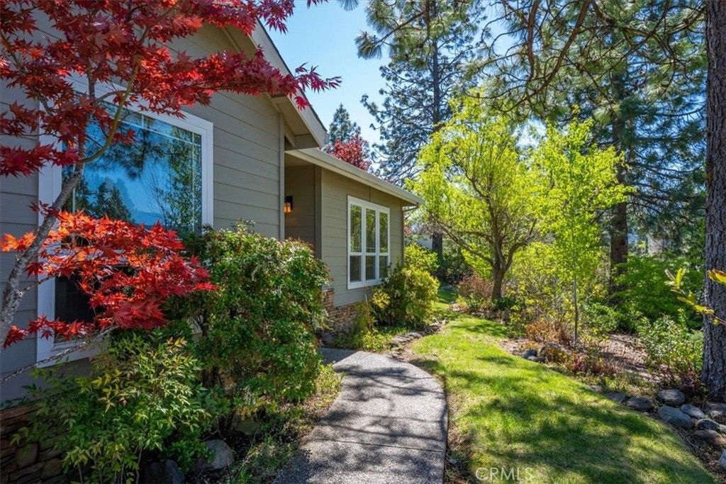 Image 5 of property listing at 818 Deas, Mount Shasta, CA 96067