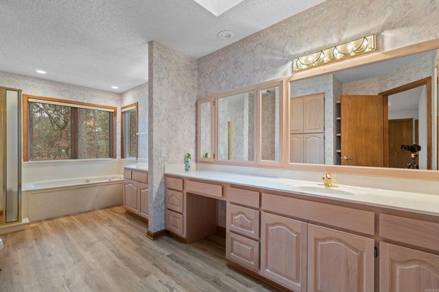 2 Resplandor Place, Hot Springs Village, AR 71909