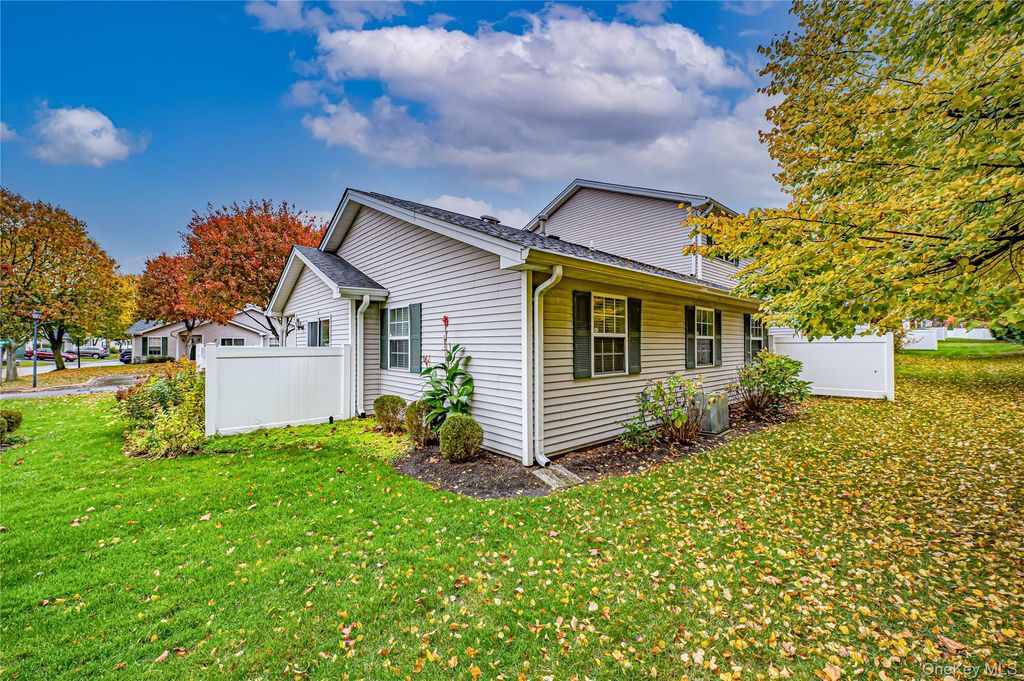 19 Biltmore Circle 19, Huntington Station, NY 11746