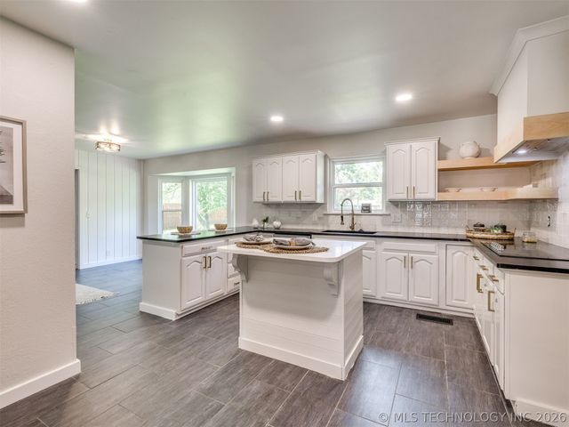 826 Lynwood Lane, Broken Arrow, OK 74011