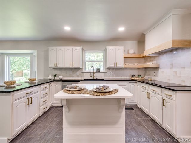826 Lynwood Lane, Broken Arrow, OK 74011