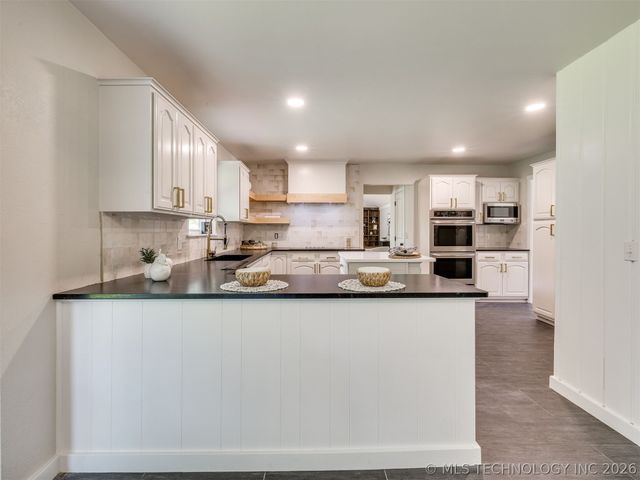 826 Lynwood Lane, Broken Arrow, OK 74011