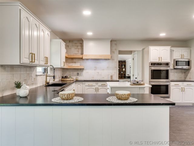 826 Lynwood Lane, Broken Arrow, OK 74011