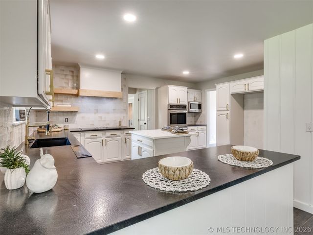 826 Lynwood Lane, Broken Arrow, OK 74011