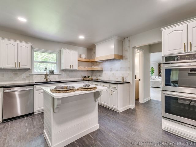 826 Lynwood Lane, Broken Arrow, OK 74011