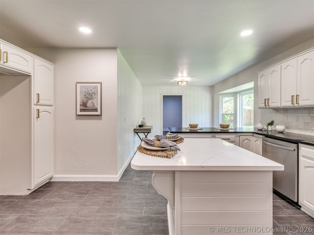 826 Lynwood Lane, Broken Arrow, OK 74011