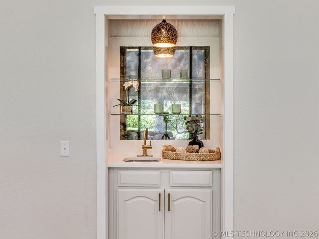 826 Lynwood Lane, Broken Arrow, OK 74011