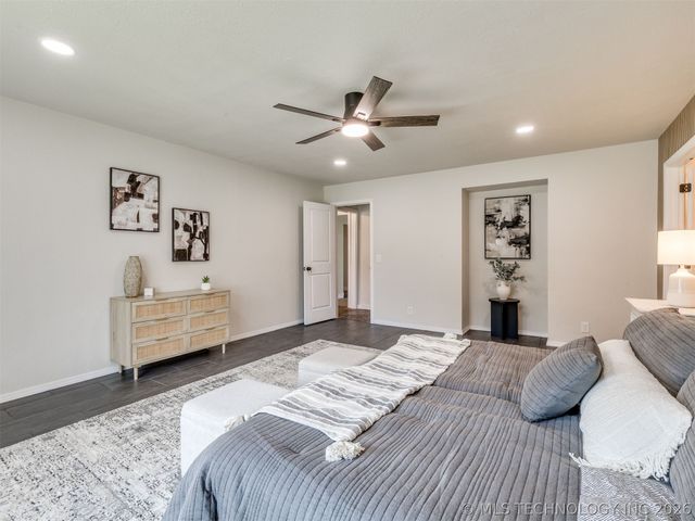 826 Lynwood Lane, Broken Arrow, OK 74011