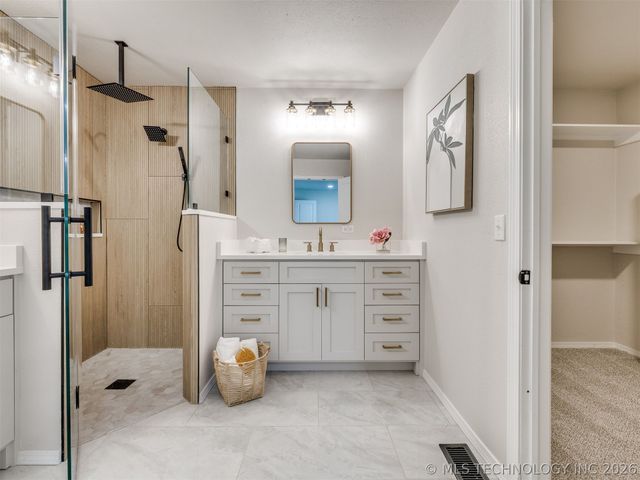 826 Lynwood Lane, Broken Arrow, OK 74011