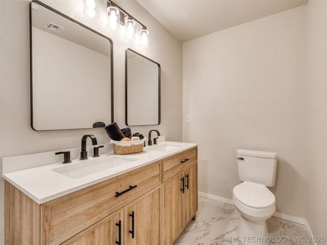 826 Lynwood Lane, Broken Arrow, OK 74011