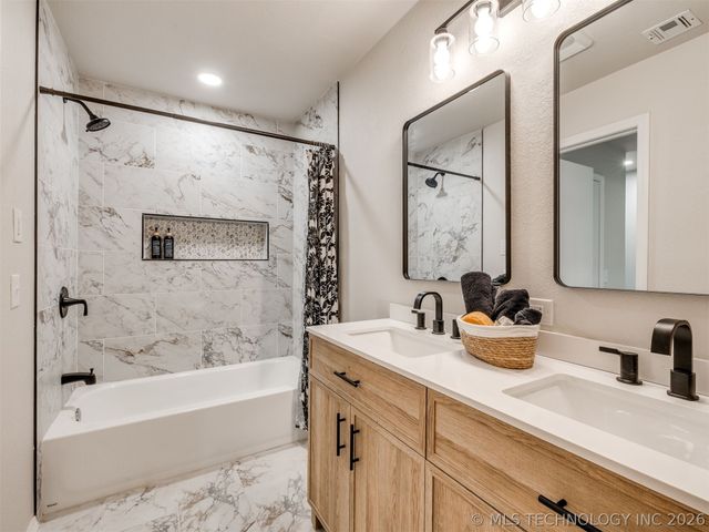 826 Lynwood Lane, Broken Arrow, OK 74011