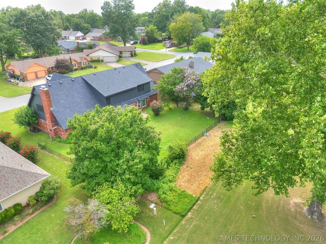 826 Lynwood Lane, Broken Arrow, OK 74011