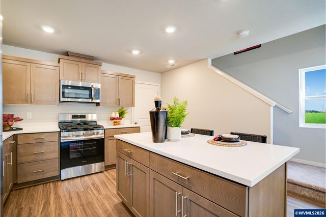 830 Sifuentez Ct, Woodburn, OR 97071