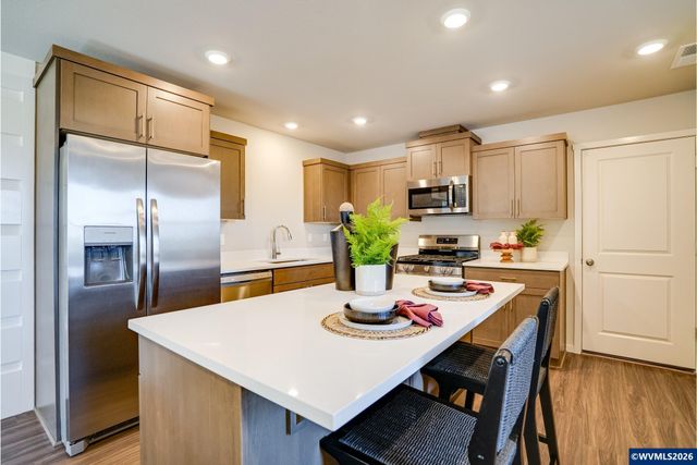 830 Sifuentez Ct, Woodburn, OR 97071