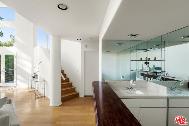 7265 Caverna Drive, Los Angeles, CA 90068