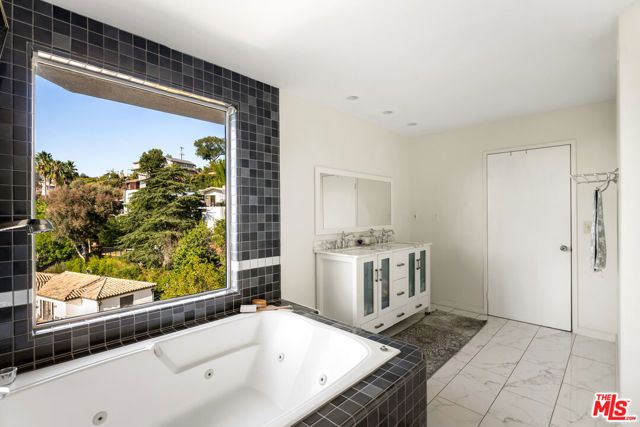 7265 Caverna Drive, Los Angeles, CA 90068