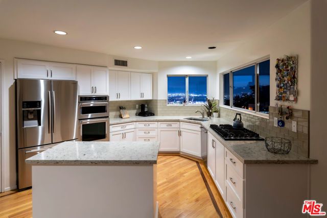 7265 Caverna Drive, Los Angeles, CA 90068