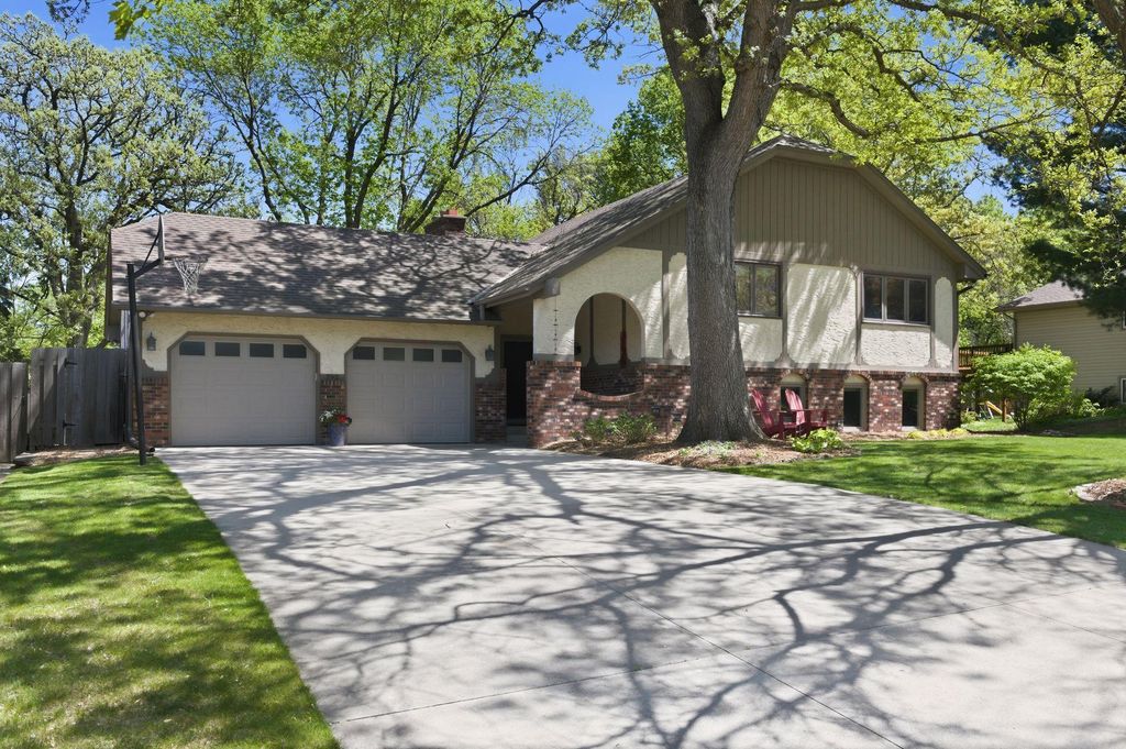 793 Torchwood Drive, New Brighton, MN 55112