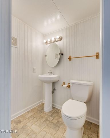 1500 Woodmont Drive, Johnson City, TN 37601