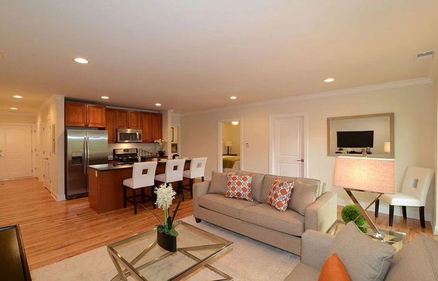 4520 N Beacon Street 401, Chicago, IL 60640